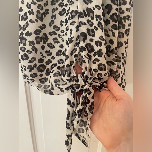 Leopard print top with keyhole opening and front-tie detail - Picture 2 of 5